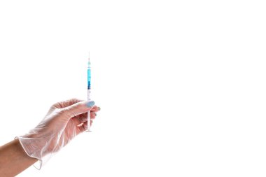 Şırınga. Doktor eldiven getirdi. Grip virüsünü korumak için şırıngayı eline aldı. Kapak aşısı beyaza izole edilmiş. İlaç konsepti aşılama, derialtı enjeksiyon tedavisi.