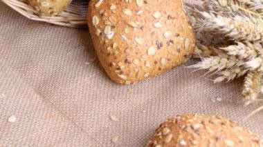 Ekmek kes. Buğday tohumu kulaklı bir somun taze ekmek ya da keten desenli bir bitki. Çavdar ekmeği ve ekmek kırıntılarıyla. Biyolojik malzemeler, çok sağlıklı tohumlar.