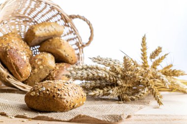 Buğday ekmeği. Buğday tohumu kulaklı bir somun taze ekmek ya da keten desenli bir bitki. Çavdar ekmeği ve ekmek kırıntılarıyla. Ev yapımı pişirme.