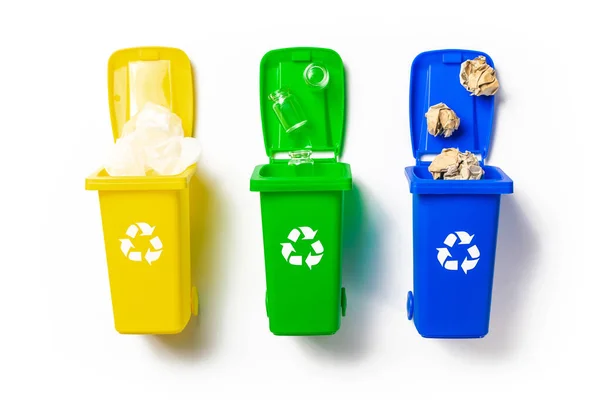 ビンのアイコン 廃棄物を処理し 環境を保存するための容器 プラスチック ガラスをリサイクルするための黄色 青のゴミ箱は白い背景に隔離されたゴミを捨てることができます — ストック写真
