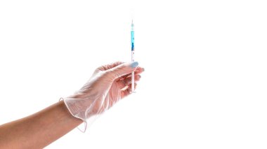 Şırınga. Doktor eldiven getirdi. Grip virüsünü korumak için şırıngayı eline aldı. Kapak aşısı beyaza izole edilmiş. İlaç konsepti aşılama, derialtı enjeksiyon tedavisi.