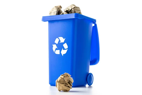 再生紙だ。プラスチックとガラスをリサイクルするための青いゴミ箱は、白い背景に隔離されたゴミができます。ごみの処理と環境の保全のためのビン容器. — ストック写真
