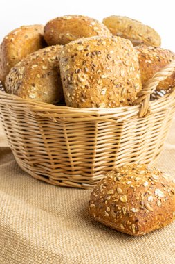 Ekmek kes. Buğday tohumu kulaklı bir somun taze ekmek ya da keten desenli bir bitki. Çavdar ekmeği ve ekmek kırıntılarıyla. Biyolojik malzemeler, çok sağlıklı tohumlar..