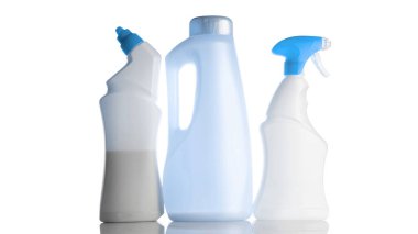 Sabun şampuanı ve mineral kozmetik için boş şişe. Dezenfektan jeli seti için temiz plastik kapak ya da beyaza izole edilmiş su. Sprey, şeffaf bir arka plan pompala. Boş ambalaj.