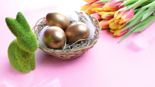 Barva Vajíčka Veselá Velikonoční Ozdoba Zlatá Vejce Košíku Jarními Tulipány — Stock video