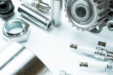 Sapre parçaları. Otomobil motoru yedek veya beyaz arka planda otomotiv parçası. Yeni metal araba parçası seti. Otomobil motoru servisi