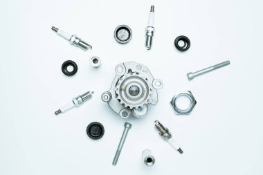 Kısmen izole. Yeni metal araba parçası seti. Otomobil motoru yedek veya otomotiv parçası beyaz arka planda izole edildi. Metin için alanı olan mekanik ekipman teknolojisi