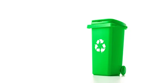 ゴミのリサイクル ゴミを処分し 環境を保存するためのビンコンテナ リサイクルガラスのための緑のゴミ箱は白い背景に隔離されたゴミができます — ストック写真