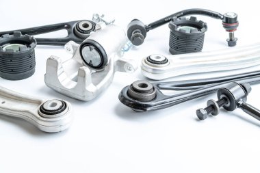 Araba servisi aletleri. Yeni metal araba parçası seti. Otomobil motoru yedek veya otomotiv parçası beyaz arka planda izole edildi. Mekanik ekipman teknolojisi