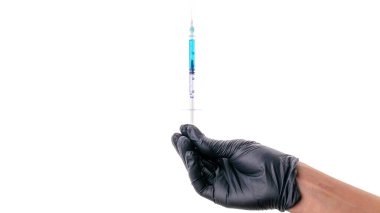 Aşı geliştirme. Eldivenli doktor grip virüsünü ve koronavirüsü korumak için şırıngayı elinde tutuyor. Kapak aşısı beyaza izole edilmiş. Hastanede sağlık hizmeti