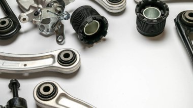 Motor dişlileri. Otomobil motoru yedek veya beyaz arka planda otomotiv parçası. Yeni metal araba parçası seti. Mekanik ekipman teknolojisi