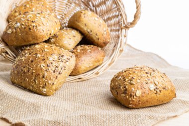 Dilimlenmiş Multigrain. Çavdar ekmeği ve ekmek kırıntılarıyla. Buğday tohumu kulaklı bir somun taze ekmek ya da doğal pamuk arka planında çivili bitki. Biyolojik malzemeler, çok sağlıklı.