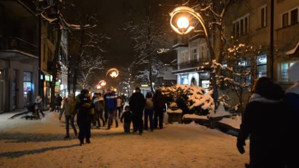 Zakopane Polska Stycznia 2021 Mroźny Wieczór Ludzie Chodzący Centralnej Śnieżnej — Wideo stockowe