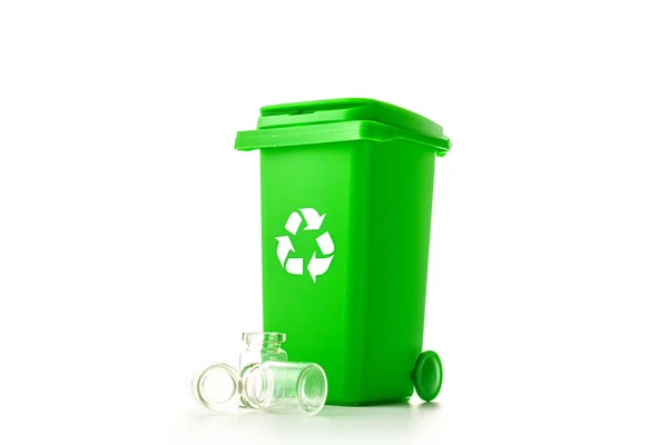 コレクション リサイクルガラスのための緑のゴミ箱は 白い背景に隔離されたゴミができます 廃棄物処理容器と環境保全 — ストック写真