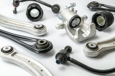 Araba yapımı. Yeni metal araba parçası seti. Otomobil motoru yedek veya otomotiv parçası beyaz arka planda izole edildi. Mekanik ekipman teknolojisi