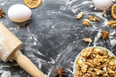 Fırıncı ekmeği. Taze gıda malzemeleri: un, yumurta, fındık ve yıldız anason, ekmek için siyah karatahta üzerinde portakal. Metin için boş alan. Üst görünüm