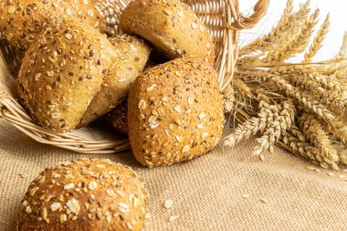 Dilimlenmiş Multigrain. Çavdar ekmeği ve ekmek kırıntılarıyla. Buğday tohumu kulaklı bir somun taze ekmek ya da doğal pamuk arka planında çivili bitki. Biyolojik malzemeler, çok sağlıklı.