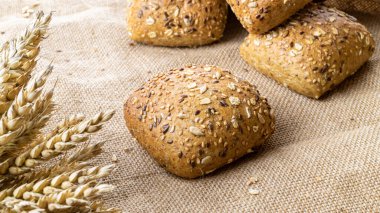 Ekmek kes. Buğday tohumu kulaklı bir somun taze ekmek ya da keten desenli bir bitki. Çavdar ekmeği ve ekmek kırıntılarıyla. Biyolojik malzemeler, çok sağlıklı tohumlar.