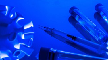 Tıbbi ekipman. Grip virüsünü ve koronavirüsü korumak için iğneli tıbbi şırınga. Mavi üzerine kapak aşısı. Hastalık bakımı hastanesi önleme