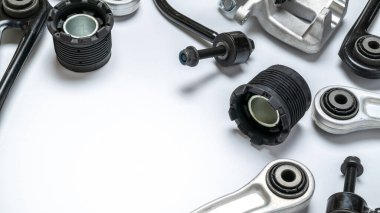 Kısmen izole. Yeni metal araba parçası seti. Otomobil motoru yedek veya otomotiv parçası beyaz arka planda izole edildi. Otomobil motoru servisi