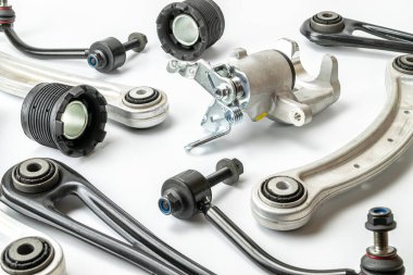 Beyaz araba kısmı. Yeni metal araba parçası seti. Otomobil motoru yedek veya otomotiv parçası beyaz arka planda izole edildi. Onarım ve araç servisi