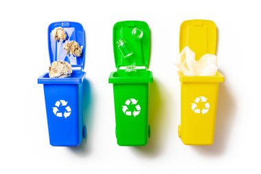 Çöpü geri dönüştür. Sarı, yeşil, mavi çöp kovası geri dönüşüm plastiği, kağıt ve cam çöp tenekesi için beyaz arka planda izole edilmiş. Çöp atıklarının atılması ve ortamın kaydedilmesi için çöp kutusu