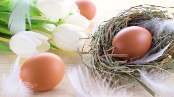 Καλάθι Πασχαλινών Αυγών Αυγό Φυσικό Χρώμα Καλάθι Ανοιξιάτικες Τουλίπες Λευκά — Αρχείο Βίντεο