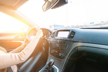 Seyahat arabası. Güneşli bir günde arabadaki mutlu genç kadın. Kış tatili konseptinde eğlenceli sürüş