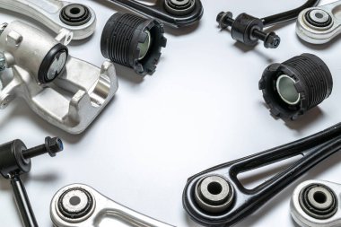 Kısmen izole. Yeni metal araba parçası seti. Otomobil motoru yedek veya otomotiv parçası beyaz arka planda izole edildi. Otomobil motoru servisi