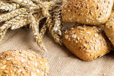 Ekmek kes. Buğday tohumu kulaklı bir somun taze ekmek ya da keten desenli bir bitki. Çavdar ekmeği ve ekmek kırıntılarıyla. Biyolojik malzemeler, çok sağlıklı tohumlar.