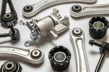 Otomatik valf. Motor tamircisi veya otomotiv parçası beyaz arka planda izole edilmiş. Yeni metal araba parçası seti. Mekanik ekipman teknolojisi