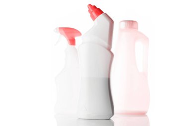 Pompa şişesi, mineral kozmetik için boş dezenfektan kutusu, beyaza izole edilmiş sabun şampuanı seti. Su için temiz plastik boş kapak, saydam arka planda sprey şişesinde antiseptik jel.