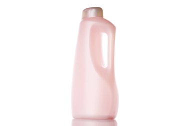 Pompa şişesi, mineral kozmetik için boş dezenfektan kutusu, beyaza izole edilmiş sabun şampuanı. Su için temiz plastik boş kapak, saydam arka planda sprey şişesinde antiseptik jel.