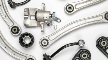 Araba servisi aletleri. Yeni metal araba parçası seti. Otomobil motoru yedek veya otomotiv parçası beyaz arka planda izole edildi. Metin için alanı olan mekanik ekipman teknolojisi