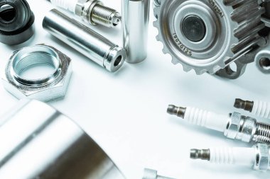 Sapre parçaları. Otomobil motoru yedek veya beyaz arka planda otomotiv parçası. Yeni metal araba parçası seti. Otomobil motoru servisi