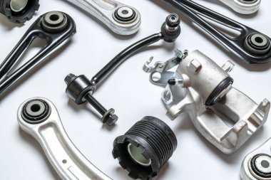 Araba yapımı. Yeni metal araba parçası seti. Otomobil motoru yedek veya otomotiv parçası beyaz arka planda izole edildi. Mekanik ekipman teknolojisi