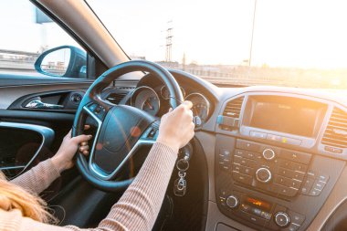 Sürücü arabası. Kış tatilinde eğlenceli sürüş. Mutlu genç bir kadın güneşli bir günde arabada yolculuk eder.