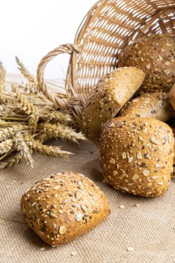 Ev yapımı ekmek. Çavdar ekmeği ve ekmek kırıntılarıyla. Buğday taneli taze köy ekmeği ya da doğal pamuk arka planında dikenli bitki. Fırın ürün etiketi için tasarım ögesi