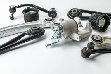 Bujiler. Otomobil motoru yedek veya beyaz arka planda otomotiv parçası. Yeni metal araba parçası seti. Onarım ve araç servisi