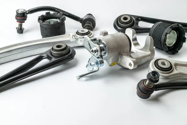 Bujiler. Otomobil motoru yedek veya beyaz arka planda otomotiv parçası. Yeni metal araba parçası seti. Onarım ve araç servisi