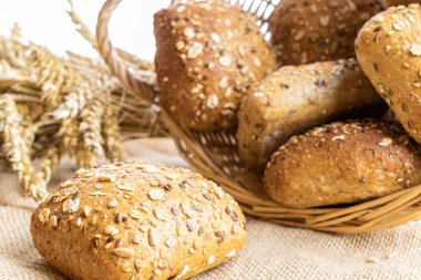 Çavdar ekmeği. Kabuklu somun ve ekmek kırıntılarıyla fırın. Buğday tohumu kulaklı taze bir somun rustik ekmek ya da doğal pamuk arka planında çavdar mahsulü bitki. Sağlıklı gıda konsepti