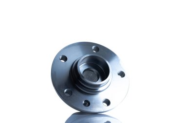 Araba teftişi. Otomobil motoru yedek veya beyaz arka planda otomotiv parçası. Yeni metal araba parçası seti. Otomobil motoru servisi