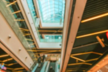 Alışveriş merkezindekiler geçmişi bulanıklaştırdı. İnsanlar alışveriş merkezinden alışveriş yapıyorlar. Perakende mağazasının içi yumuşak odaklı. İş salonundaki lüks.