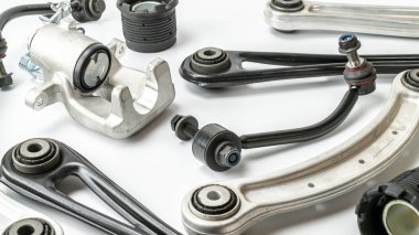 Araba motoru parçaları. Otomobil motoru yedek veya beyaz arka planda otomotiv parçası. Yeni metal araba parçası seti. Otomobil motoru servisi