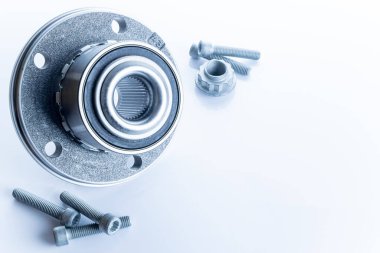 Motor dişlileri. Otomobil motoru yedek veya beyaz arka planda otomotiv parçası. Yeni metal araba parçası seti. Mekanik ekipman teknolojisi