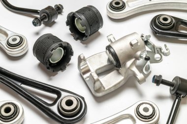 Otomatik valf. Motor tamircisi veya otomotiv parçası beyaz arka planda izole edilmiş. Yeni metal araba parçası seti. Mekanik ekipman teknolojisi