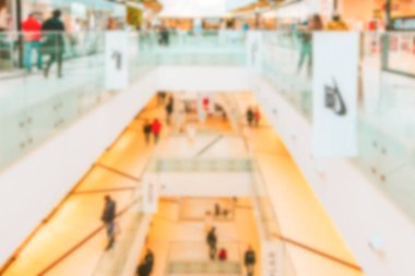 Gençlerin alışveriş merkezleri geçmişi bulanık. Perakende mağazasının içi yumuşak odaklı. İnsanlar alışveriş merkezinden alışveriş yapıyorlar. Moda pazarı salonu