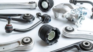 Araç parçaları. Otomobil motoru yedek veya beyaz arka planda otomotiv parçası. Yeni metal araba parçası seti. Mekanik ekipman teknolojisi