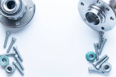 Beyaz araba kısmı. Yeni metal araba parçası seti. Otomobil motoru yedek veya otomotiv parçası beyaz arka planda izole edildi. Metin için alanı olan mekanik ekipman teknolojisi