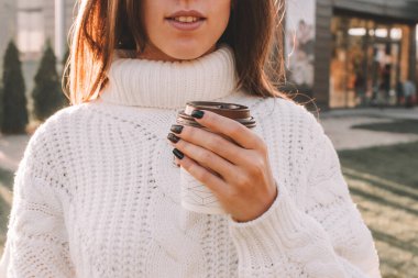 Neşeli kahve içmek. Gün ışığında çay içip sabah kahvesini yudumlayan mutlu genç kız. Güzel kadın yaşam tarzı